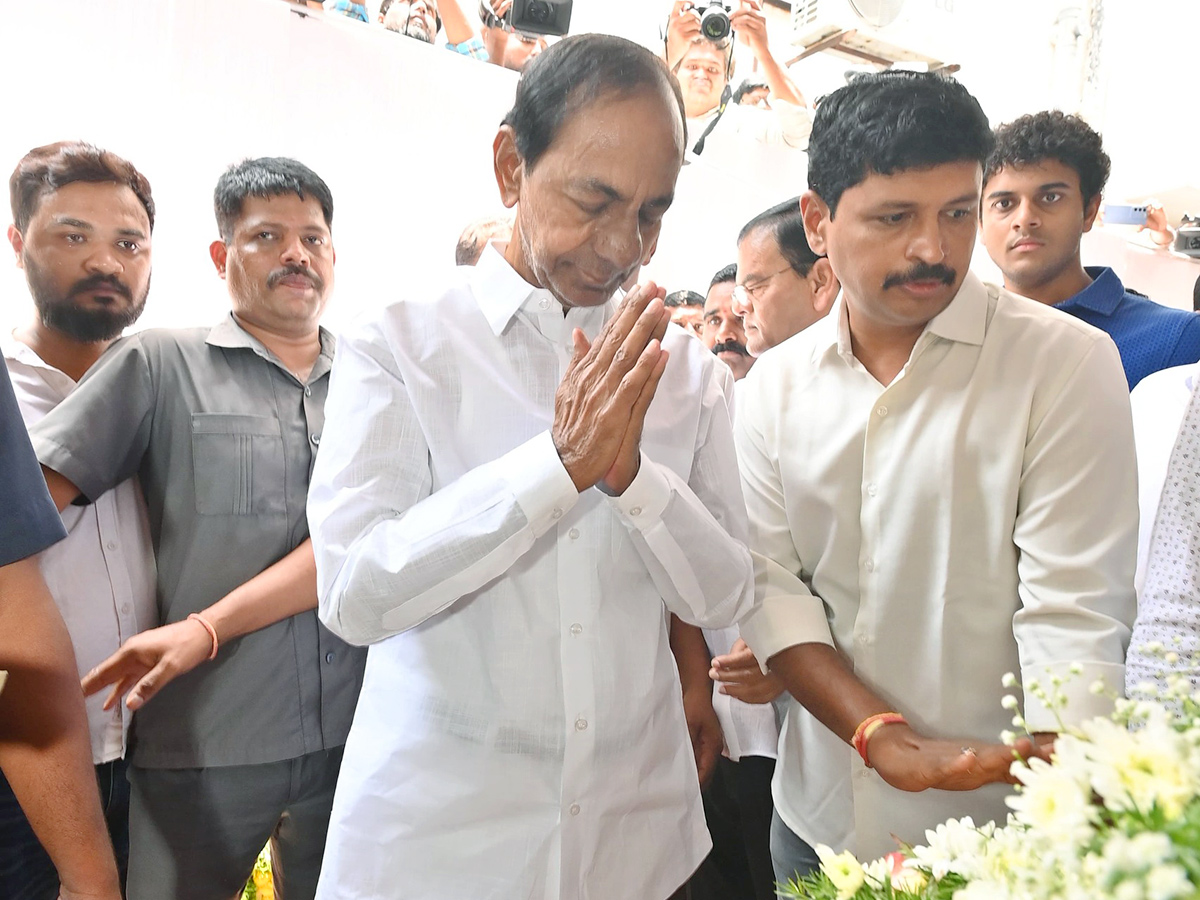KCR Emotional On Seeing MLA Maganti Gopinath Photos8