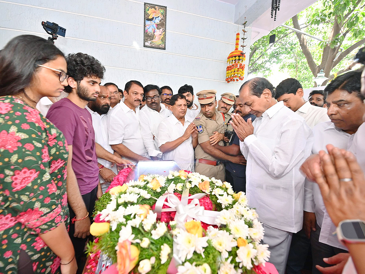 KCR Emotional On Seeing MLA Maganti Gopinath Photos9