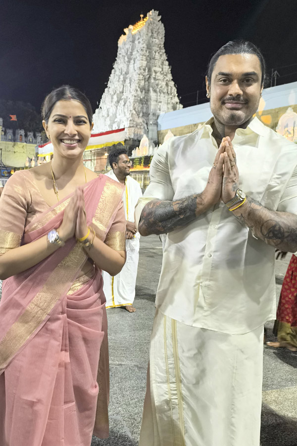 Varalaxmi Sarathkumar Visits Tirumala With Her Husband Photos4