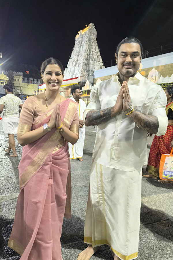 Varalaxmi Sarathkumar Visits Tirumala With Her Husband Photos5