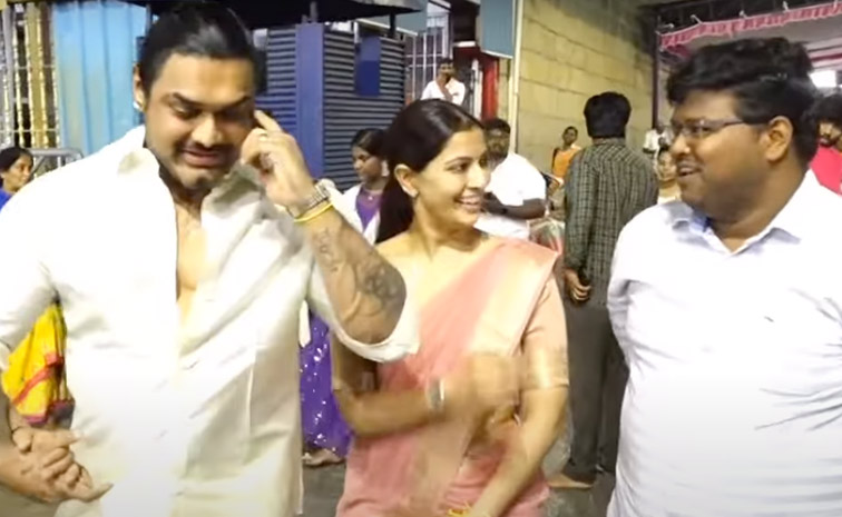Varalaxmi Sarathkumar Visits Tirumala With Her Husband Photos7