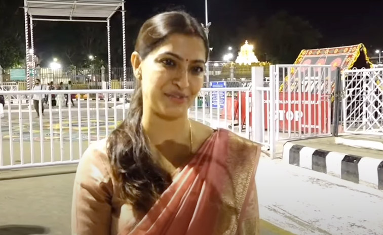 Varalaxmi Sarathkumar Visits Tirumala With Her Husband Photos10