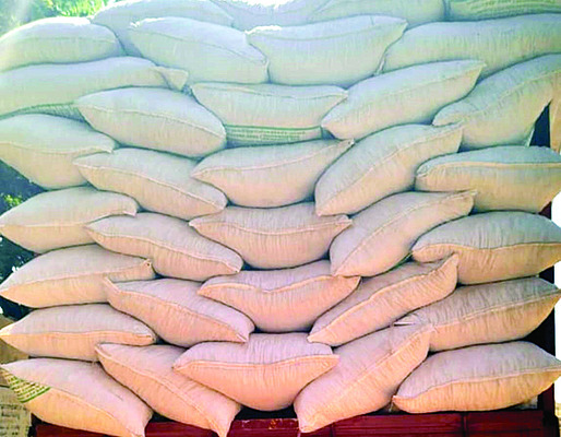  అరకొరలోనూ పచ్చనేతలకే ప్రాధాన్యం 
1