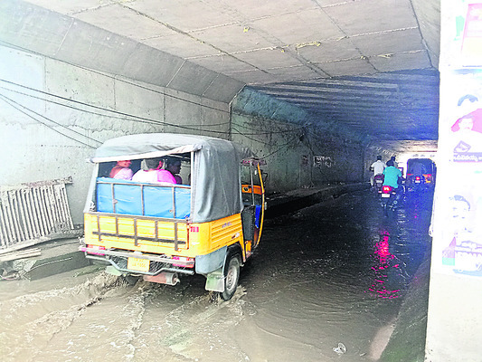 ఆర్యూబీలో మురుగు నీరు
1