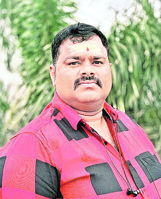 ఎన్నికల సమయంలో ఓట్ల కోసం గారడీ
5