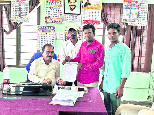 ● తల్లిదండ్రులపై ‘ప్రైవేట్’ భారం ● ఇష్టానుసారంగా బడి ఫ1