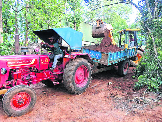 ఎమ్మెల్యే పేరు చెప్పుకుని గ్రావెల్ దందా! 1