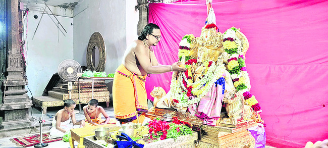 రామయ్యకు సువర్ణ పుష్పార్చన1
