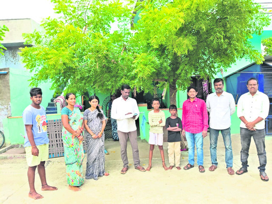 సర్కారు బడిలోనే చదివించండి
2