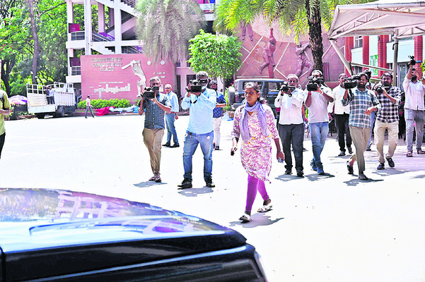 విషాద సూచిక.. ఆకస్మిక వేడుక!3