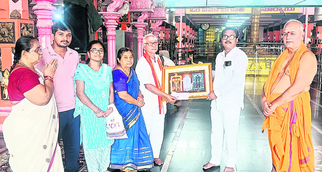 నిత్యాన్నదాన పథకానికి రూ.లక్ష విరాళం 3