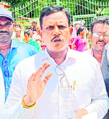 ● ఉద్యమించిన ఉపాధ్యాయులు ● వెబ్ ఆప్షన్ విధానం రద్దు చ5