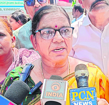 ● ఉద్యమించిన ఉపాధ్యాయులు ● వెబ్ ఆప్షన్ విధానం రద్దు చ7