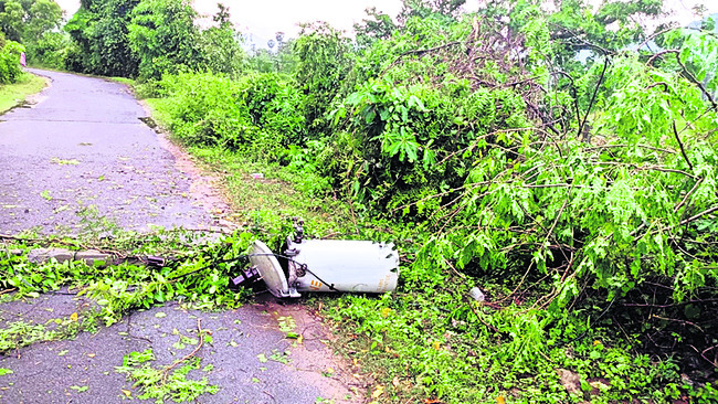 ఈదురు గాలుల బీభత్సం 2