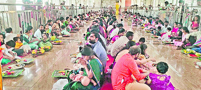 విద్యాధరి, నాచగిరిలో.. భక్తుల కిటకిట1