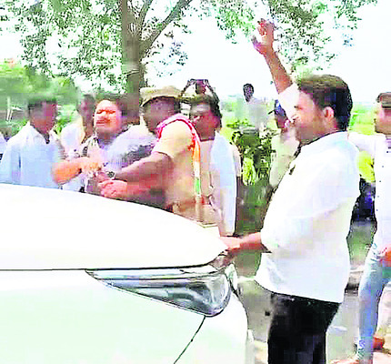 ఎమ్మెల్యేను అడ్డుకున్న గిరిజనులు1