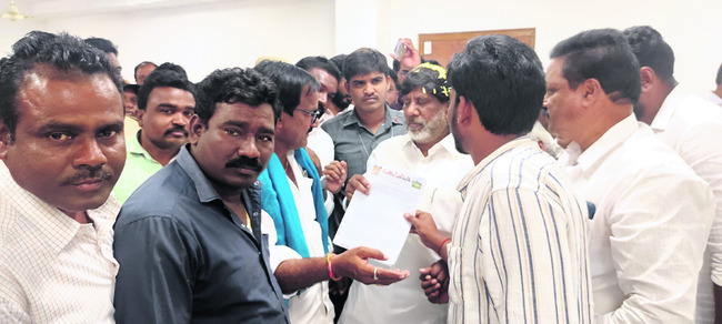 వృద్ధగిరి.. అభివృద్ధికి నిధులేవి..1