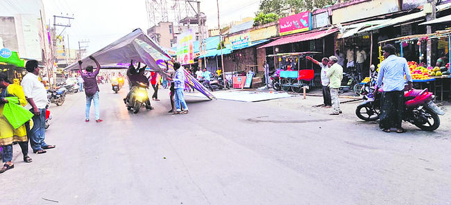 రైలు ఢీకొని నాలుగు గేదెలు మృతి
2