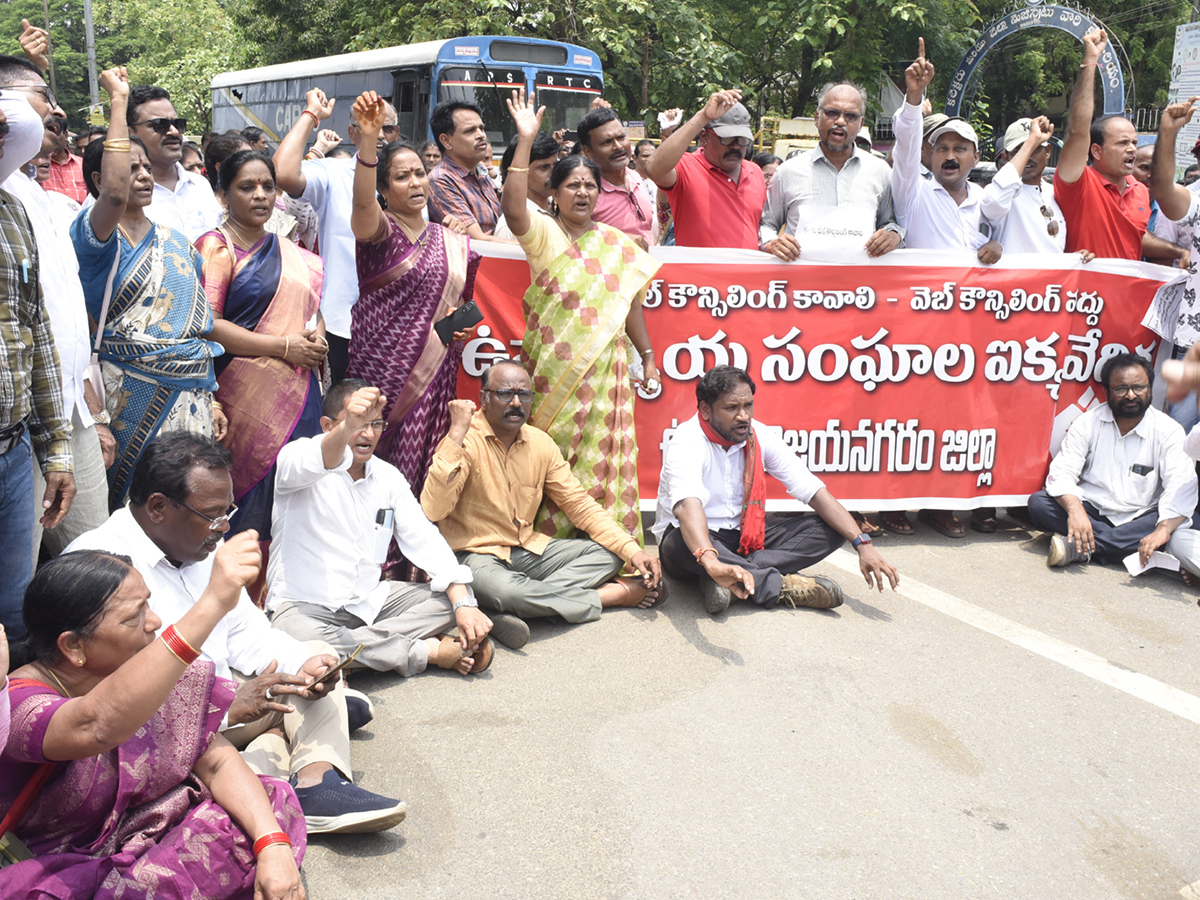 Andhra Pradesh Teachers Besiege Visakhapatnam Photos12