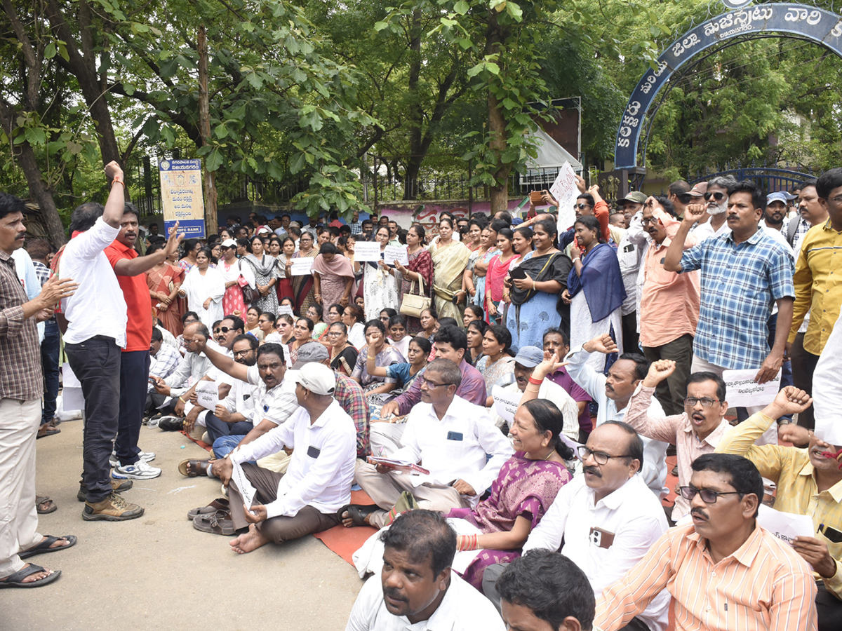 Andhra Pradesh Teachers Besiege Visakhapatnam Photos13