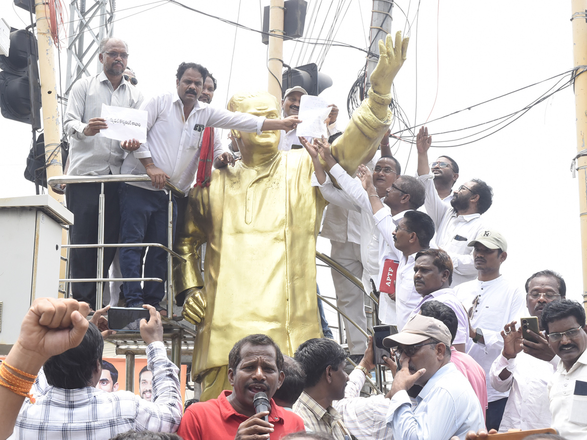 Andhra Pradesh Teachers Besiege Visakhapatnam Photos2