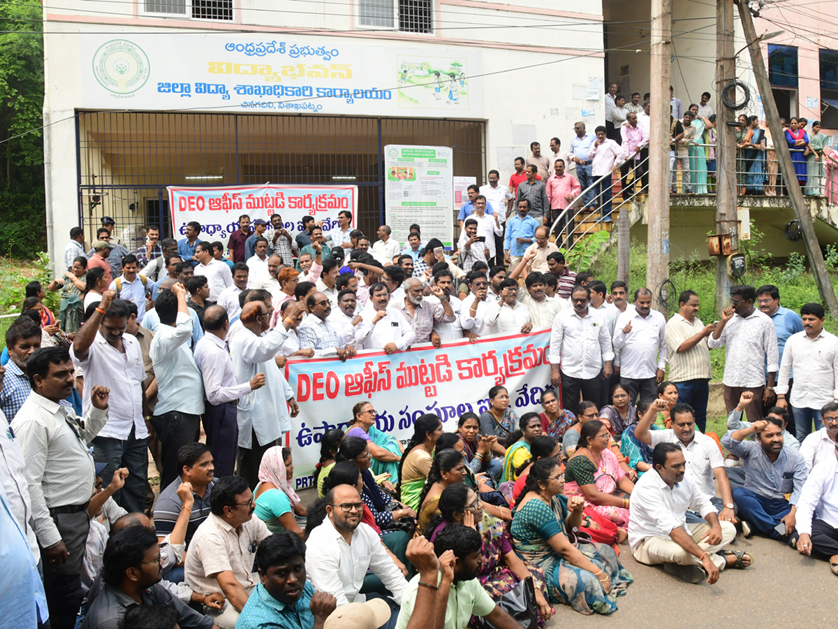 Andhra Pradesh Teachers Besiege Visakhapatnam Photos3