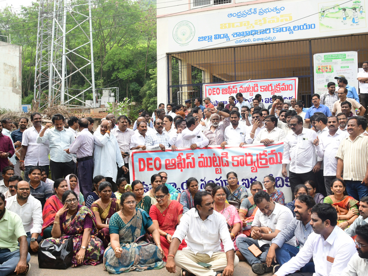 Andhra Pradesh Teachers Besiege Visakhapatnam Photos4