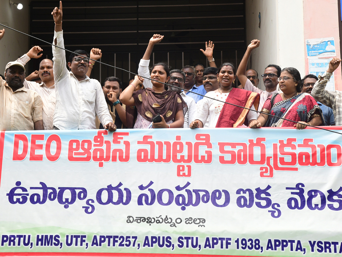 Andhra Pradesh Teachers Besiege Visakhapatnam Photos6