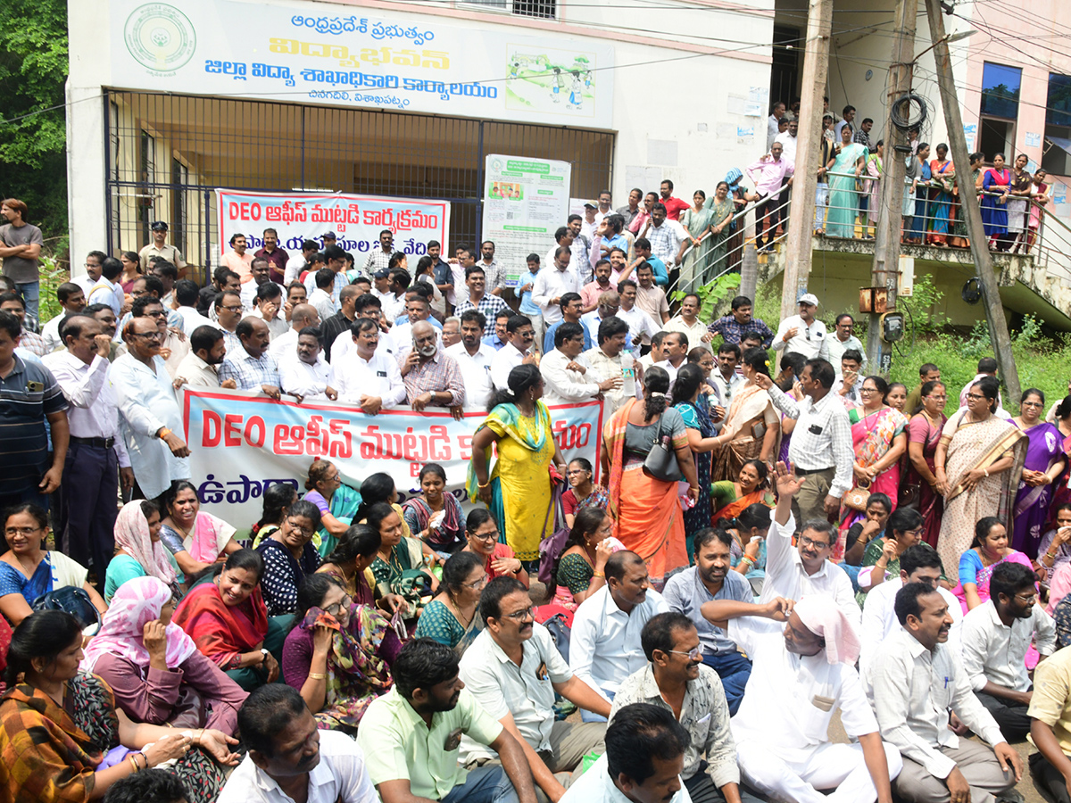 Andhra Pradesh Teachers Besiege Visakhapatnam Photos7