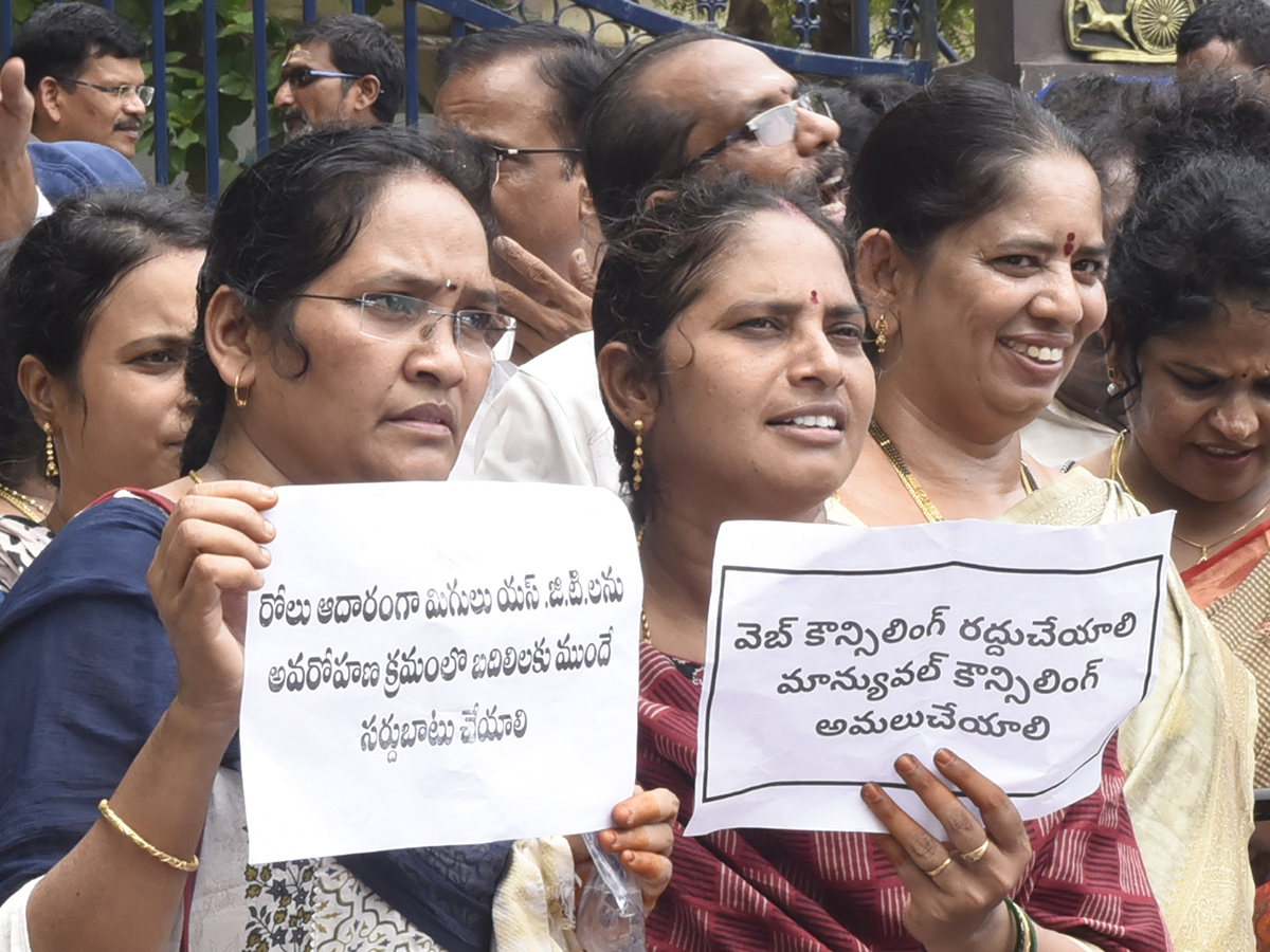 Andhra Pradesh Teachers Besiege Visakhapatnam Photos9