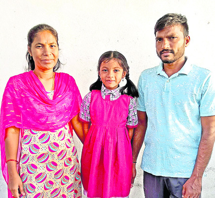 పిల్లల చేయిపట్టి.. సర్కార్‌ బడికి జైకొట్టి 1