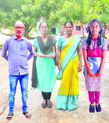 పిల్లల చేయిపట్టి.. సర్కార్ బడికి జైకొట్టి 3