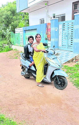 పిల్లల చేయిపట్టి.. సర్కార్ బడికి జైకొట్టి 4