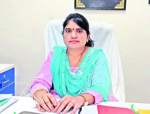 మూడేళ్లుగా.. ఫీజులివ్వలే!1