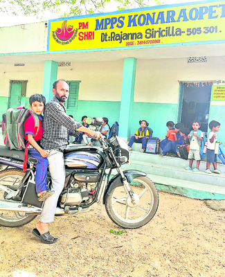 పిల్లల చేయిపట్టి.. సర్కార్‌ బడికి జైకొట్టి 3