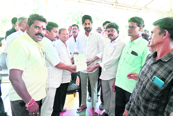 సీఎం రిలీఫ్ ఫండ్ చెక్కు అందజేత
1