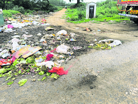 రోడ్లపైనే చెత్త కుప్పలు3
