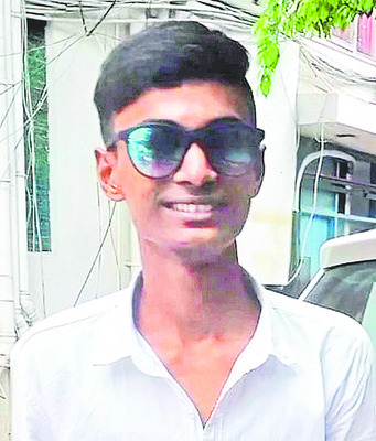 డివైడర్‌ను ఢీకొని ఇరువురు యువకులు దుర్మరణం  1