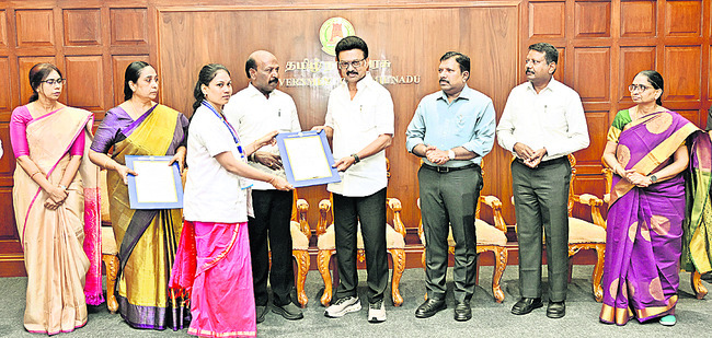 ● రోడ్డెక్కిన ఎలక్ట్రిక్ బస్సులు ●లో–ప్లోర్ బస్సులకు 2