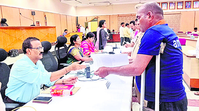 అర్జీదారుల సమస్యలు పరిష్కరించాలి 1
