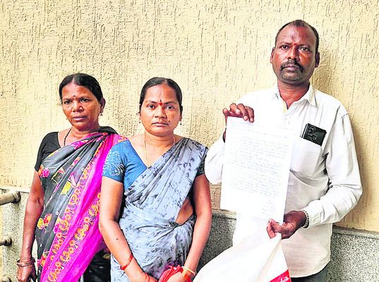 హద్దు రాళ్లు తొలగిస్తున్నారు
1