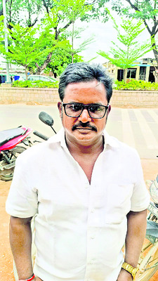        రోడ్డు ఎత్తుపల్లాలుగా ఉంది..
1