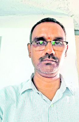        రోడ్డు ఎత్తుపల్లాలుగా ఉంది..
2