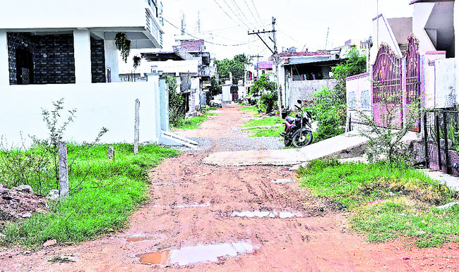 మట్టిరోడ్లు.. మస్తు తిప్పలు1