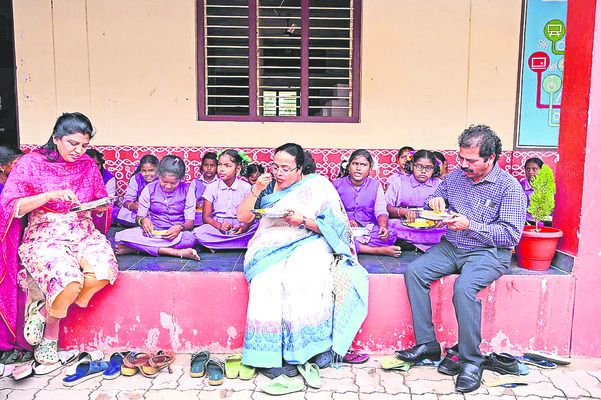 విద్యార్థులతో కలెక్టర్ సహపంక్తి భోజనం 1