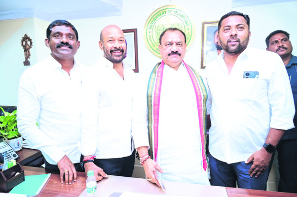 పీసీసీ చీఫ్‌ను కలిసిన   శ్యాం బాబు 2