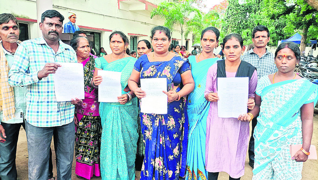 ఊరి బడి.. గుండెల్లో అలజడి! 2