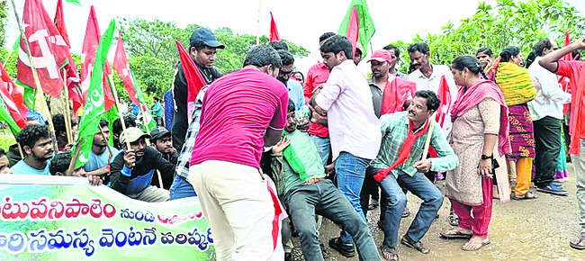 రోడ్డెక్కిన గిరిజనులు1