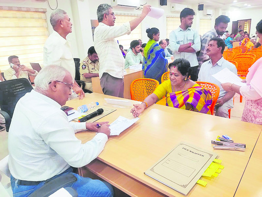 విద్యార్థులతో కలెక్టర్ సహపంక్తి భోజనం 2