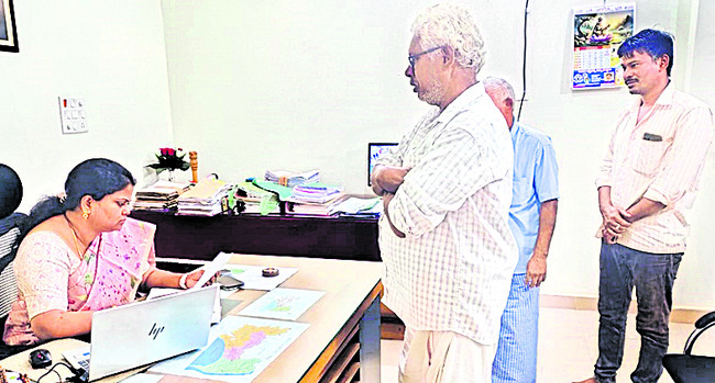 అర్జీదారుల సమస్యలను తక్షణమే పరిష్కరించాలి 1